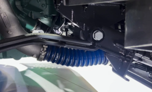 Mangueira intercooler azul Flexfab instalada sob a cabine de um caminhão, mostrando o mangote de silicone reforçado e abraçadeira metálica conectando o sistema de ar de pressurização do intercooler.