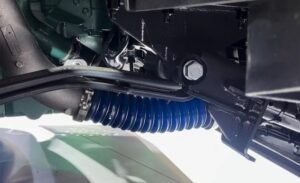 Foto de um motor com destaque para mangueira intercooler volvo fh azul da Flexfab, mostrando conexão reforçada e abraçadeira intercooler Volvo, representando qualidade e performance.